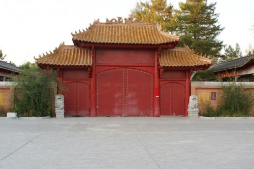 Входные двери буддийского монастыря г. Хэйхэ
