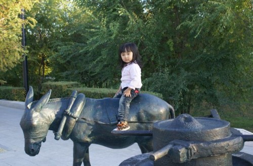 Девочка на ослике в парке г.Хэйхэ