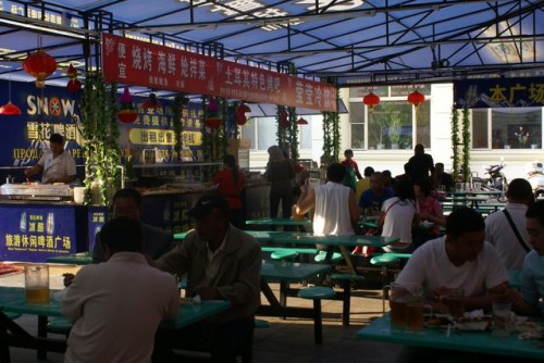 Уличный ресторан на набережной города Хэйхэ