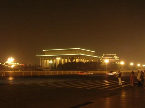 Мавзолей Мао Цзэдуна с ночной подсветкой