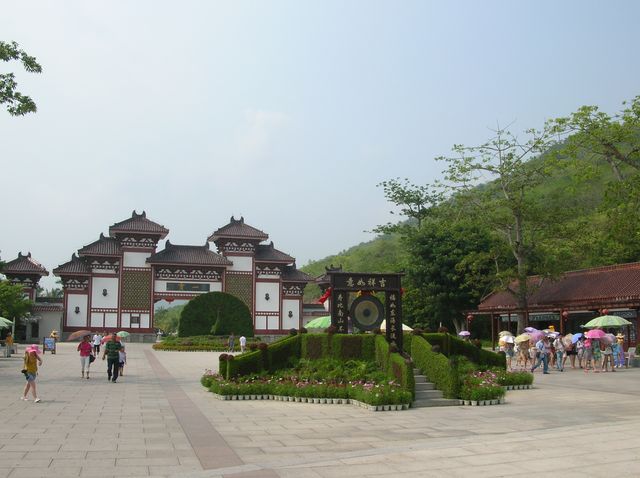 Главный вход в буддистский комплекс Наньшань. Хайнань