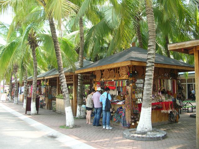 Лотки с сувенирами среди пальм. Хайнань