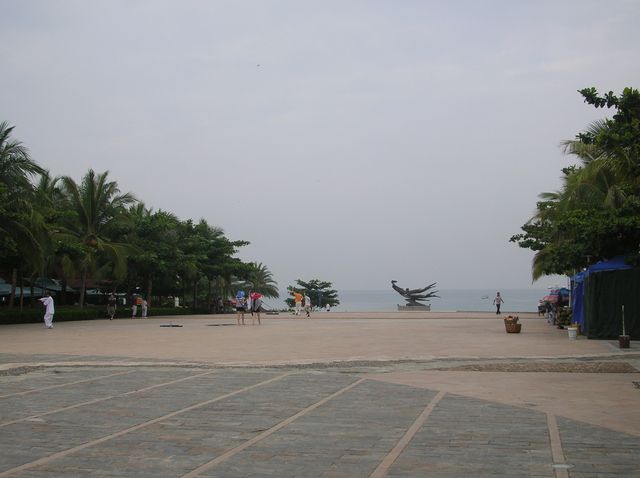 Площадь с торговыми лотками на набережной. Бухта Дадунхай