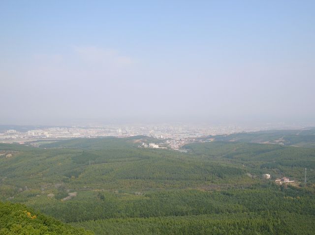 Вид на город Яньцзи с горы Тигра