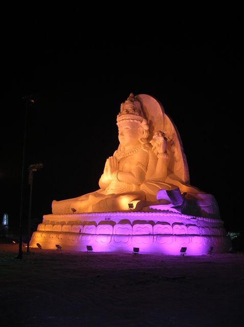 Статуя Будды из снега. Харбин