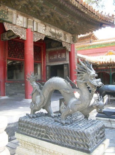 Бронзовый дракон во дворе Дворца Собранного Превосходства в Запретном городе