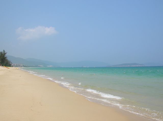 Прозрачная вода и золотистый пляж бухты Ялунвань. Хайнань