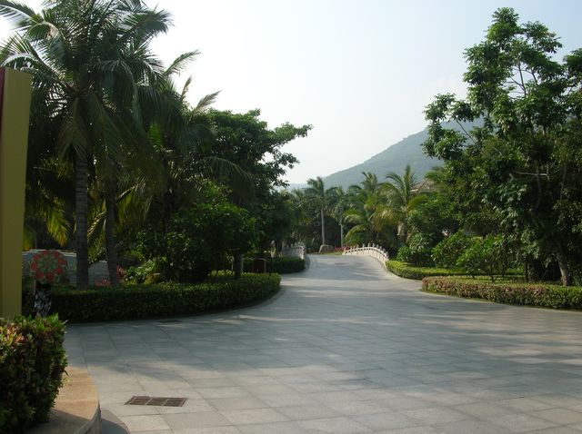 Парк на территории отеля в бухте Ялунвань. Хайнань