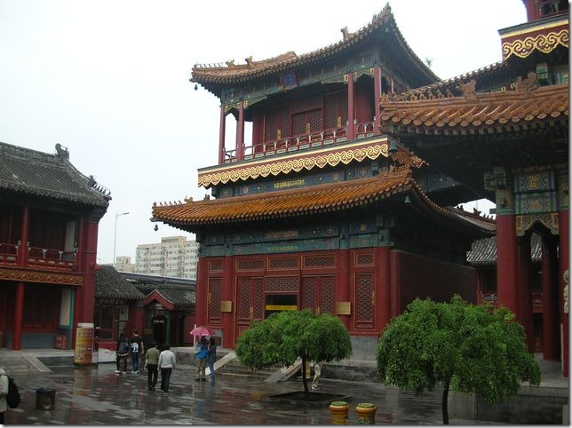 За стенами древнего монастыря Юнхэгун видны современные здания. Пекин