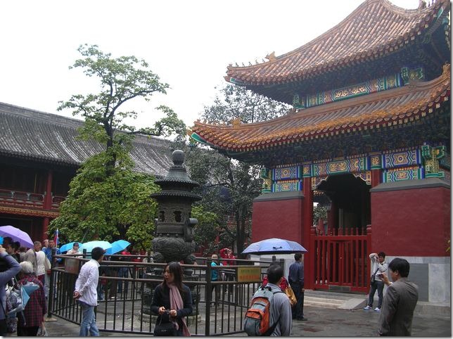 Монастырь Юнхэгун популярное место у туристов. Пекин