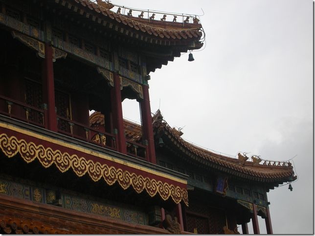 Крышы зданий ламаистского храма Юнхэгун