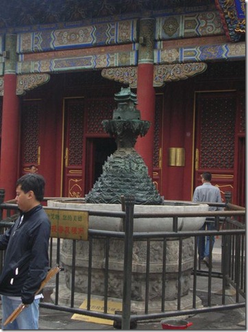Старые бронзовые скульптуры в храме Юнхэгун. Пекин