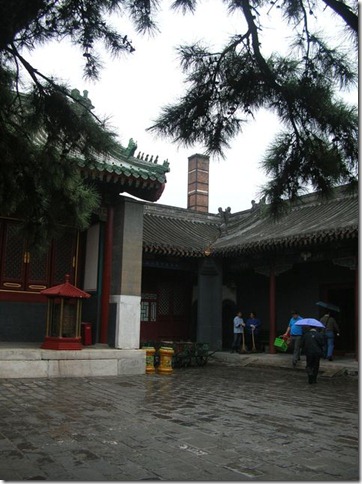 Во дворах храма Юнхэгун. Пекин