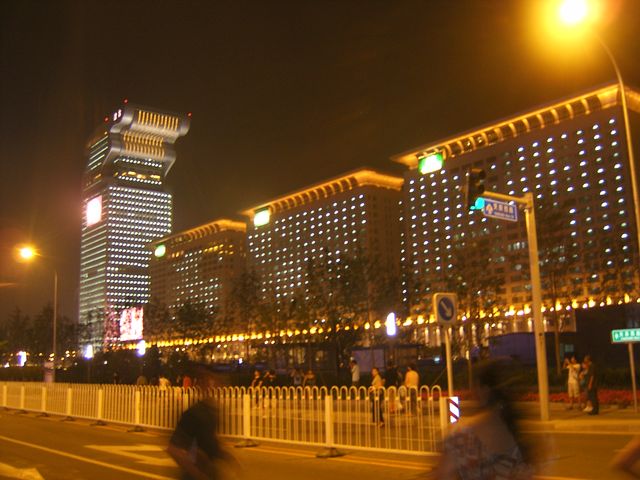 Здание гостиницы выполненное в виде олимпийского факела с ночной подсветкой. Пекин