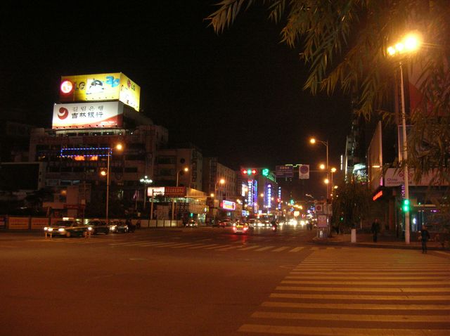 Вечером в городе Яньцзи включаются многочисленные вывески и фонари