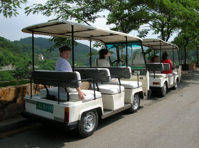 Электромобильчики для перевозки туристов по территории зоопарка