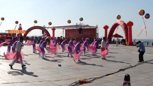 Национальные китайские танцы на площади Синхай