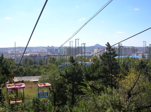 Вид с парка на город Яньцзи. На заднем плане гора Тигра