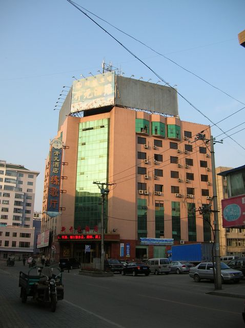 Здание гостиницы города Яньцы