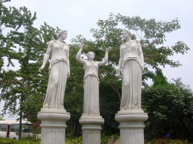 Каменные богини в Олимпийском парке. Бэйдайхе