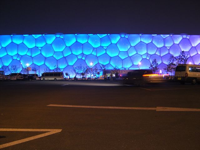 Национальный водный центр с ночной подсветкой. Пекин