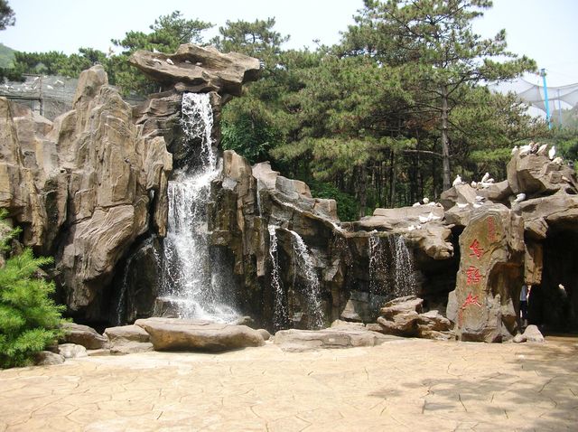 Искусственный водопад в парке птиц г.Бэйдайхэ