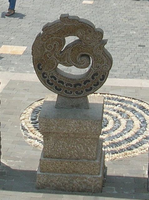Дракон-символ Неба в тропическом парке Ялонг на о. Хайнань
