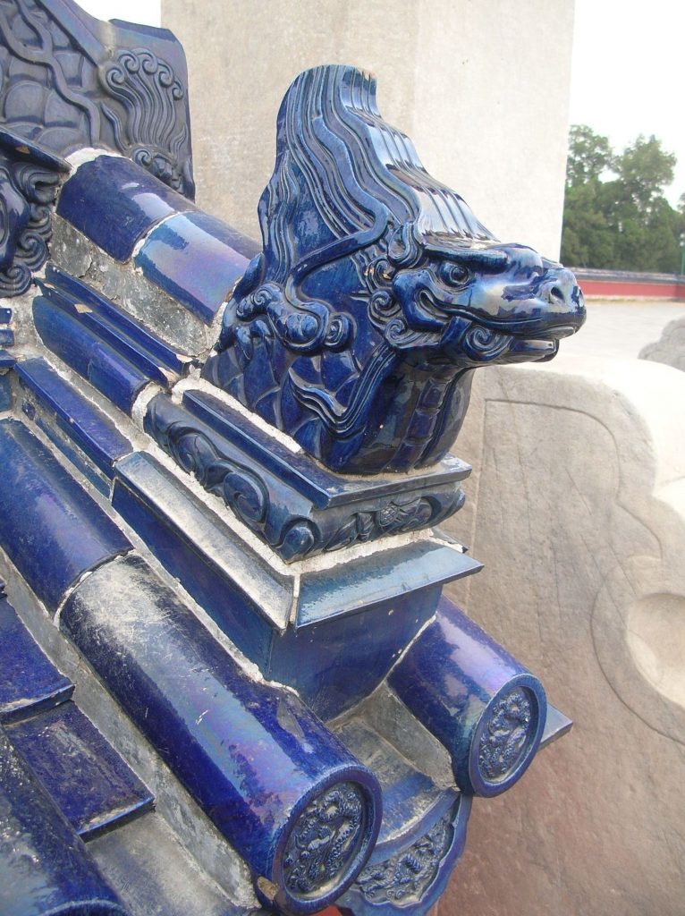 Голова дракона покрытая синей эмалью - один из основных декоративных элементов в архитектурном ансамбле Храма Неба в Пекине