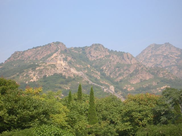 Посмотреть на участок стены на горе Цзяошань приезжают в основном туристы, отдыхающие в Бэйдайхэ