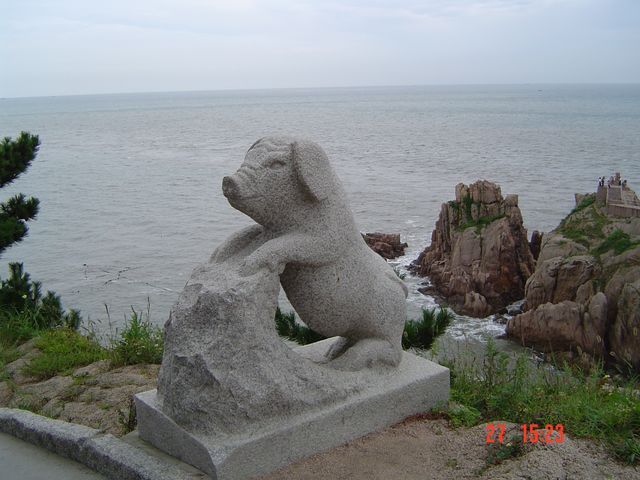Каменный поросенок в парке Край света г. Вэйхай
