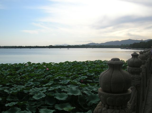 Закат на озере в парке Летнего императорского дворца