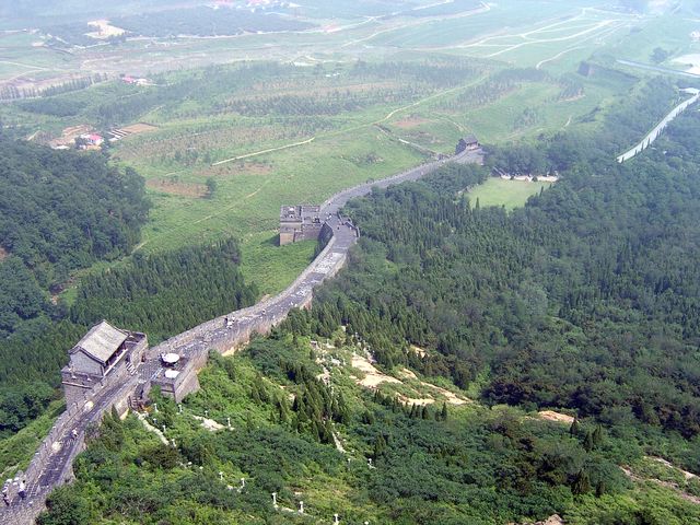 Отреставрированный участок стены на горе Цзяошань