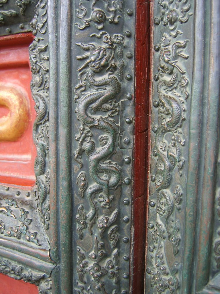 Пятипалый дракон символ императорской власти на бронзовой облицовке дверей Запретного города
