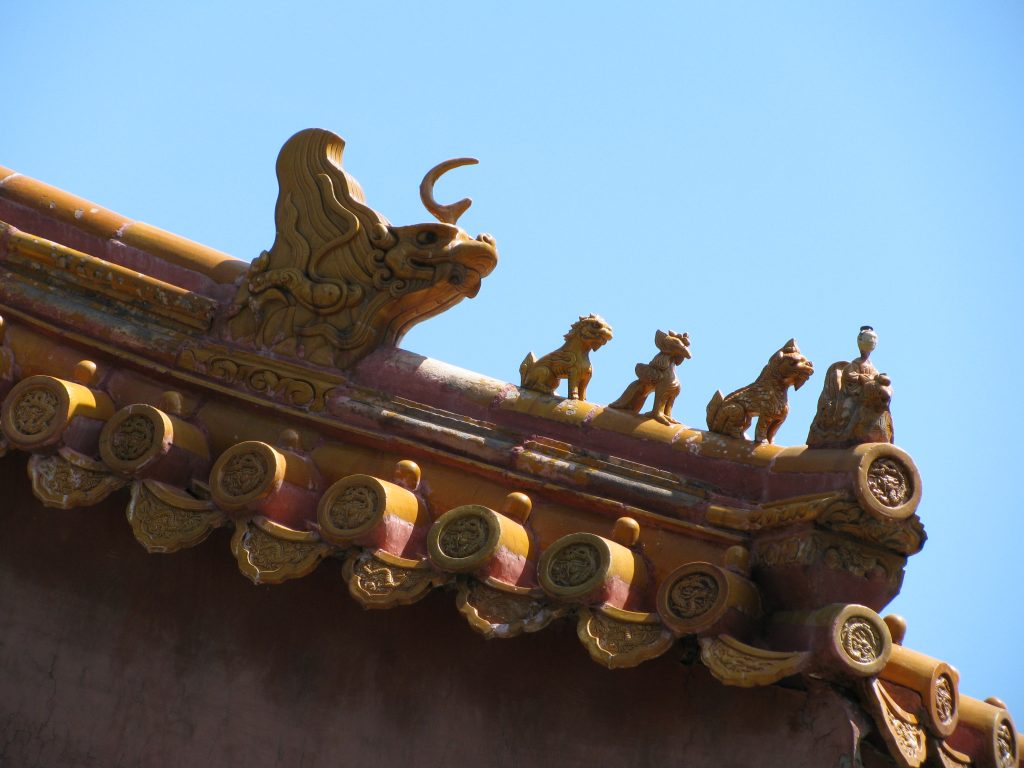 Драконы на козырьке крыши в Запретном городе
