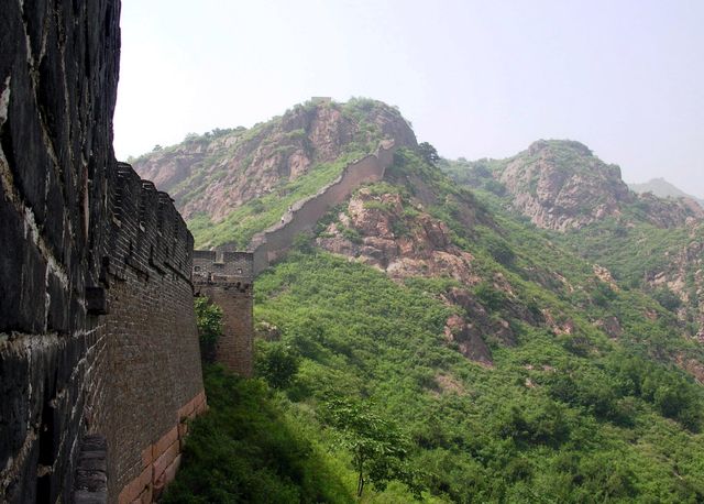 Не отреставрированный участок стены на горе Цзяошань