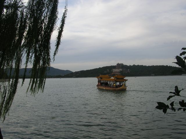 Китайская прогулочная лодка на озере в Императорском парке Ихэюань г. Пекин