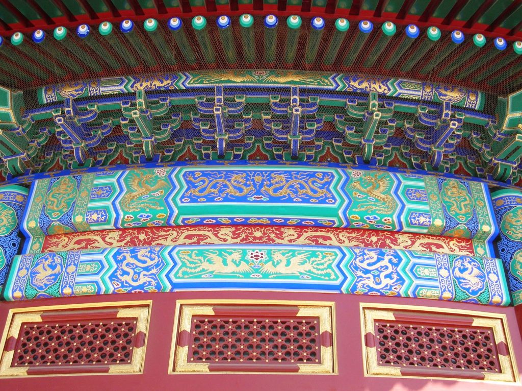Нарисованные драконы под сводом крыши павильона Храма Неба в Пекине