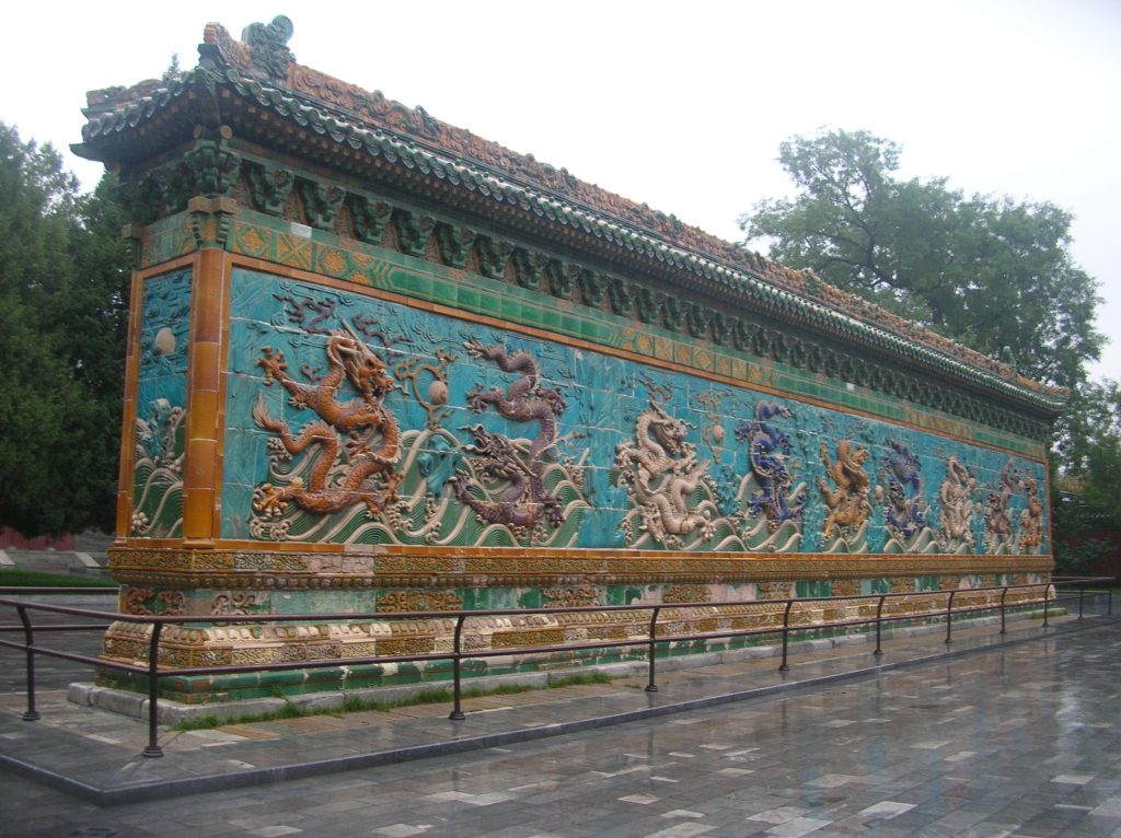 Стена Девяти драконов в парке Бэйхай города Пекин