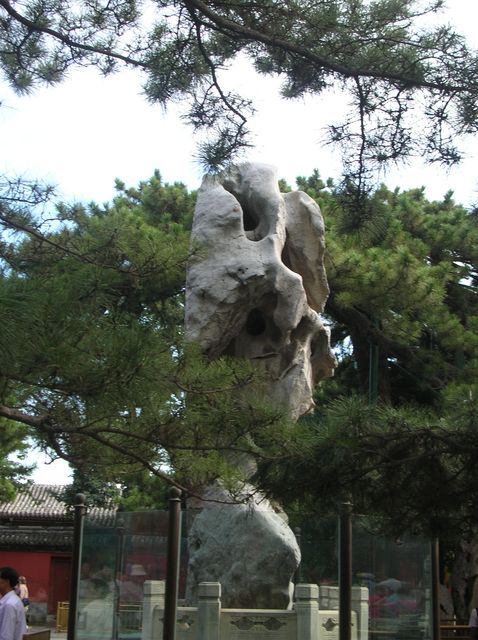 Камень на входе в Летний императорский дворец