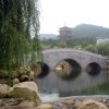 Вид на мост и павильон буддийского комплекса Чишань
