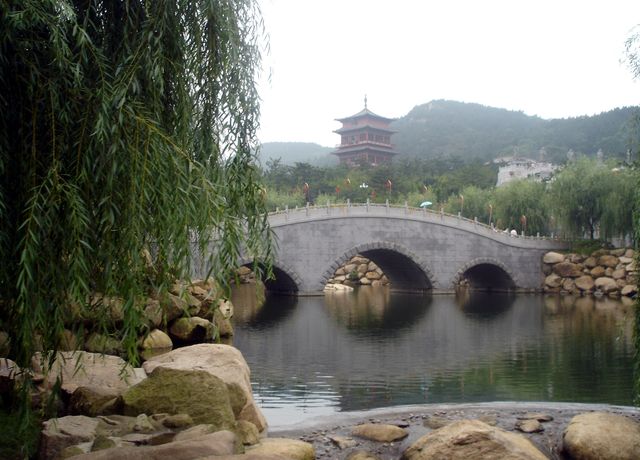 Вид на мост и павильон буддийского комплекса Чишань