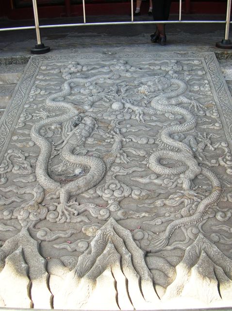 Каменное панно с изображением двух играющихся с жемчужинами драконов в Иператорском дворце Пекина