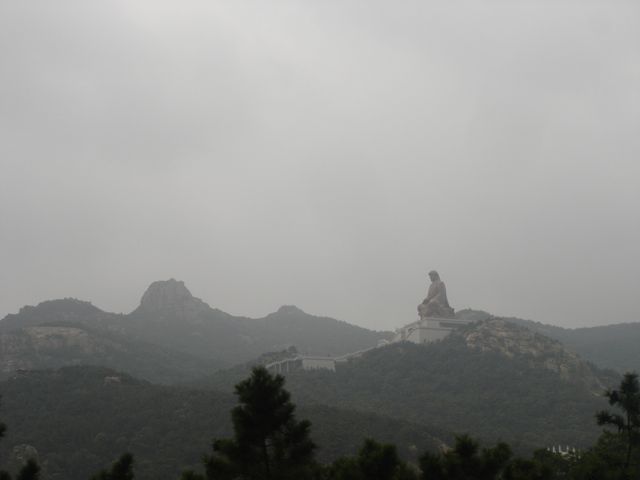 Статуя большого Будды возвышается над окружающим пейзажем