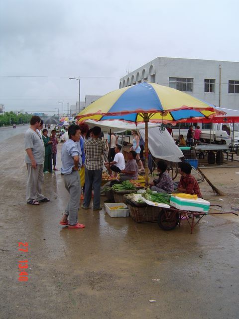 Стихийный уличный рынок в Вэйхае