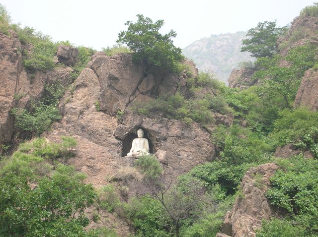 Статуя Будды в скале возле озера Янсай. Бэйдайхэ