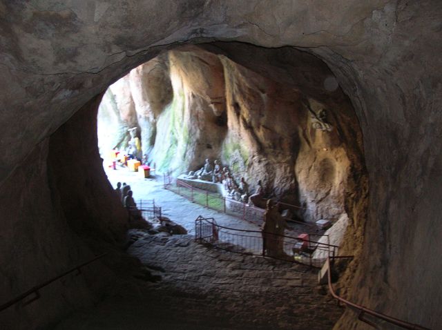 Пещера проходящего насквозь солнечного света. Бэйдайхэ