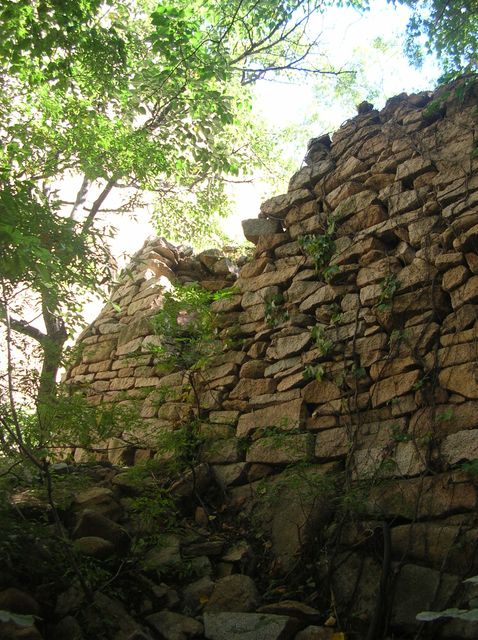 Стены древней крепости в парке Долголетия. Бэйдайхэ
