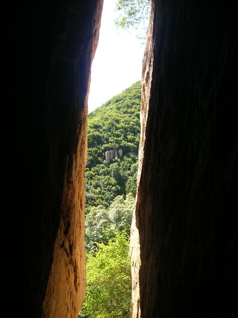 Расщелина в скалах Долголетия