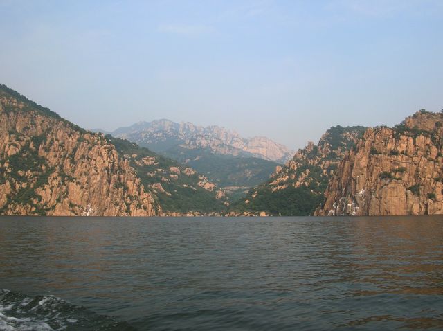 Скалы вокруг озера напоминают своими очертаниями различных животных