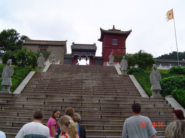 Лестница к храму императора Циньшихуана. Вэйхай